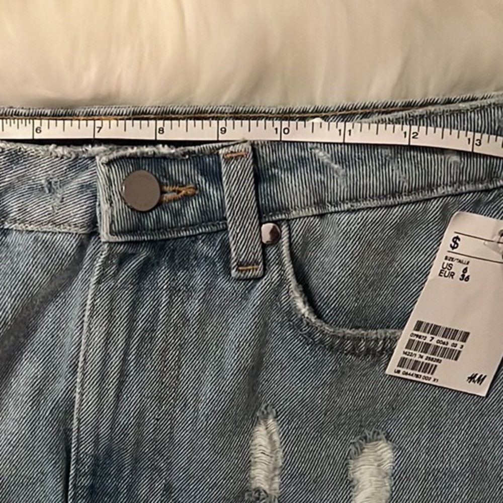 H&M Denim mini skirt. Medium wash. Size 6 - Picture 8 of 10
